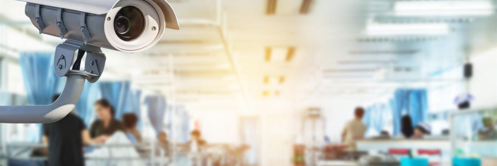 Technische Sicherheitssysteme wie Brandmeldeanlagen, Zutrittskontrollen und Videoüberwachung tragen zur Prävention und schnellen Reaktion bei